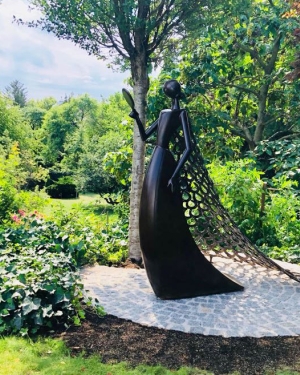 "Ah, je ris de me voir si belle en ce miroir"